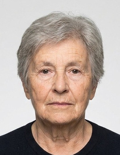 Biometrisch eingepasstes Passbild einer älteren Frau mit grauem Haar.
