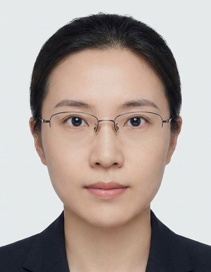 Biometrisch eingepasstes Passbild einer Frau mit Brille.