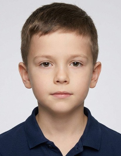 Biometrisch eingepasstes Passbild eines Jungen.