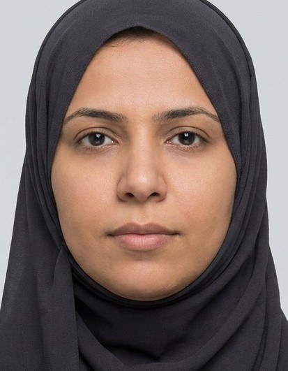 Biometrisch eingepasstes Passbild einer Frau mit Kopftuch.